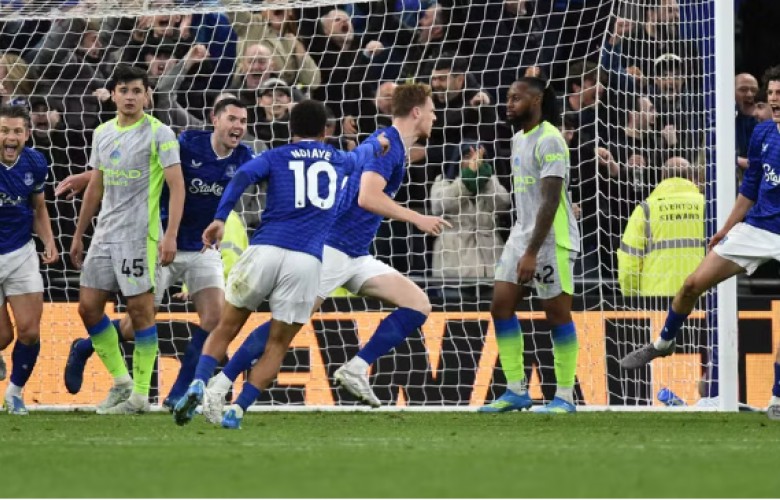 Manchester City mbetet pesë pikë prapa Arsenalit pas barazimit 3-3 me Evertonin në javën e 35-të të Premier League.