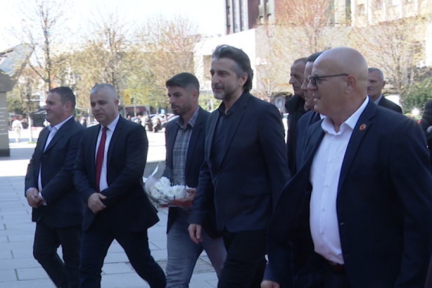 Përparim Rama nderon dëshmorët e Prishtinës me homazhe dhe respekt të thellë