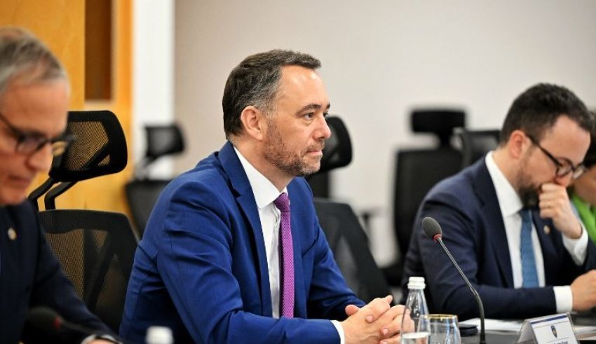 Ministri belg Maxime Prevot inkurajon Kosovën të gjejë zgjidhje për bllokadën institucionale dhe të vazhdojë dialogun me Serbinë.