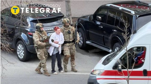 Një person i armatosur në Kiev ka vrarë të paktën 6 persona dhe plagosur 10 të tjerë, duke marrë edhe pengje në një sulm në zonën e Demiivka-s.