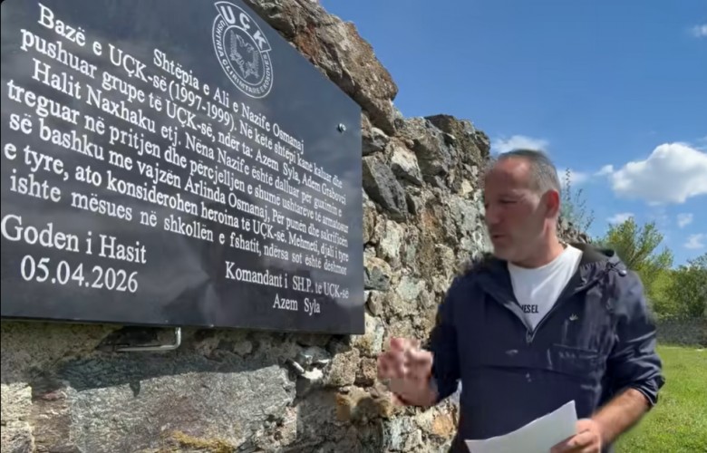 Hiqet pllaka e vendosur nga Azem Syla në shtëpinë e Heroit Mehmet Osmanaj në Has.