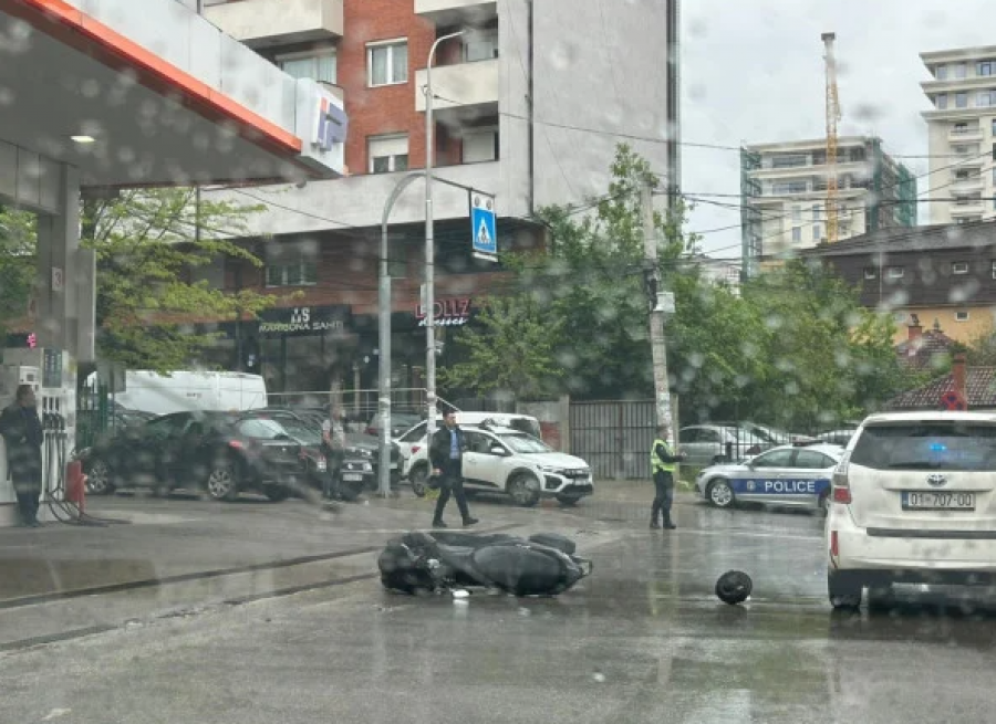 Një person ka mbetur i lënduar në aksidentin mes motoçikletës dhe veturës në Parkun e Qytetit në Prishtinë.