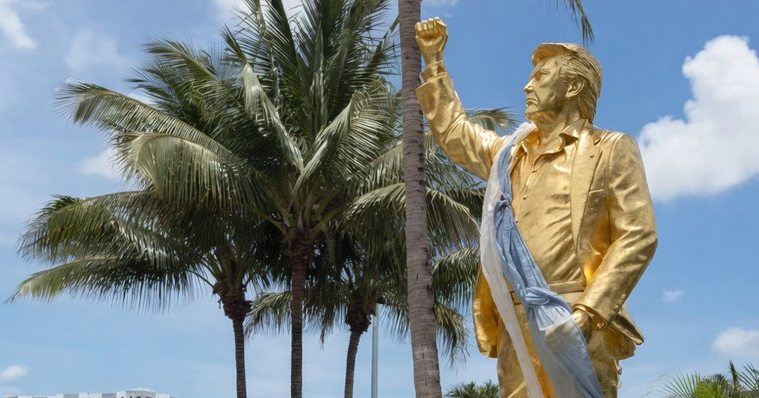 Statuja gjigante prej ari e Donald Trumpit u përurua në fushën e tij të golfit në Doral, Florida.