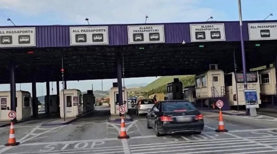 Fluksi i pandalshëm drejt Shqipërisë edhe nën shi në pikën kufitare të Morinës