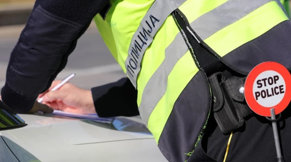 Autobusi me nxënës konfiskohet në autostradën Veles-Shkup pas defekteve të përsëritura