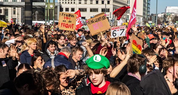 Studentët gjermanë kundër rikthimit të shërbimit ushtarak detyrues