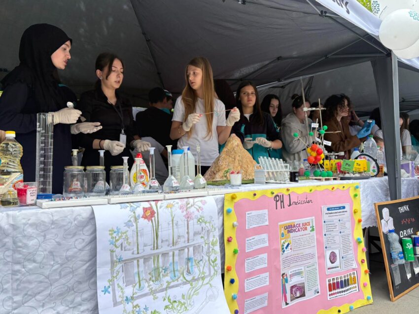 Nxënësit e International Maarif Schools of Kosova shkëlqejnë me mbi 50 projekte inovative në panairin shkencor