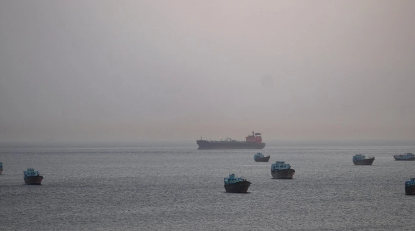 Irani bllokon kalimin e naftës në Hormuz pa leje të veçantë