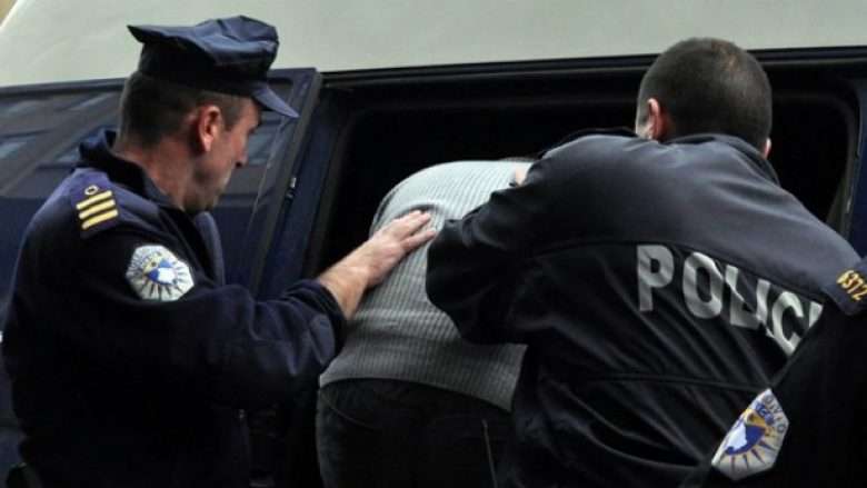 Dy arrestime për krismat me armë në Prishtinë dhe Pejë, policia sekuestron armët “Zoraki”