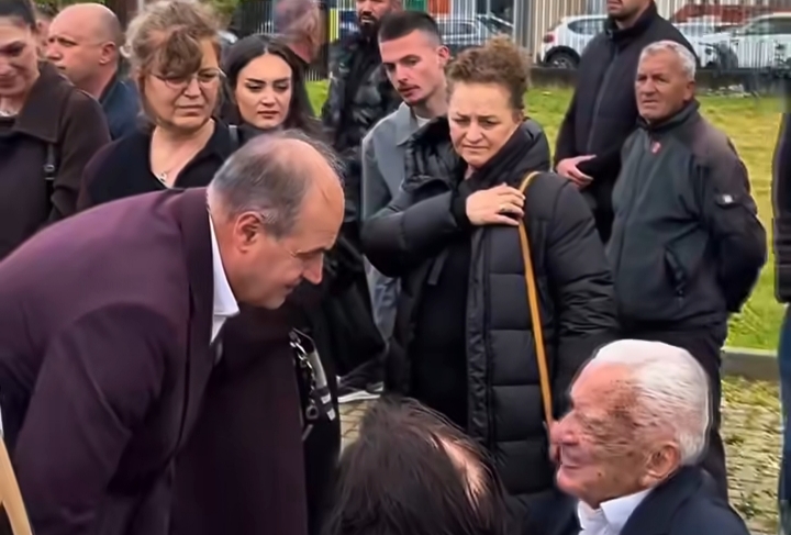 Homazhe pranë varrit të Ilir Konushevcit dhe Hazir Malajt përkujtim i sakrificës së lirisë