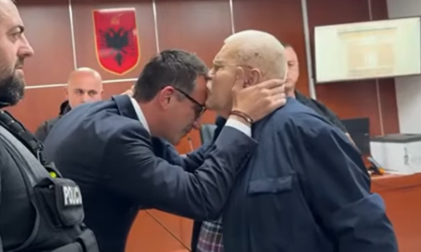Robert Ndrenika surprizon Erion Veliajn në gjyq me një puthje në ballë