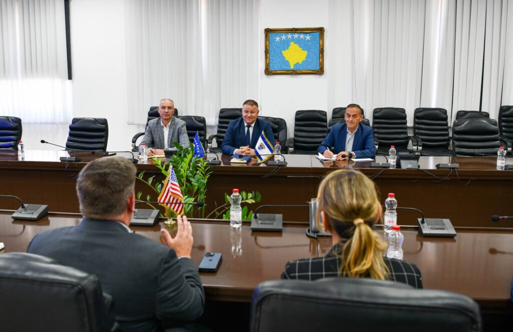 Policia e Kosovës diskuton me DEA-n amerikane për bashkëpunim dhe zhvillim profesional me pjesëmarrjen e Kimberly Riffe nga DOJ/ICITAP.