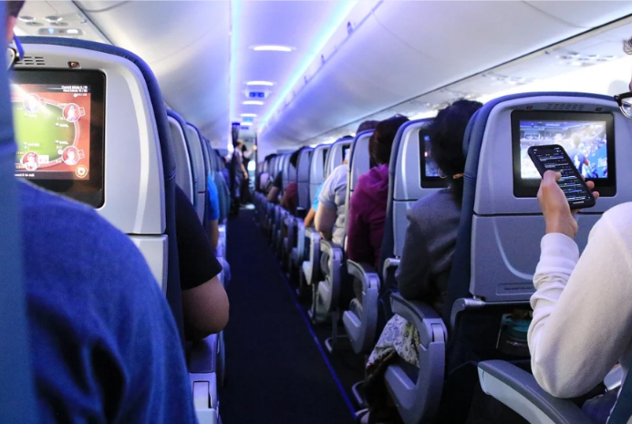 Si ndryshon trupi gjatë fluturimeve të gjata me avion?