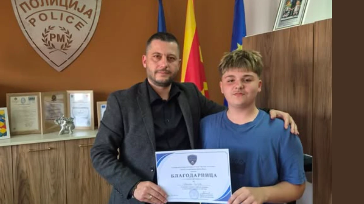 14-vjeçari nga Velesi ktheu 46 mijë denarë dhe mori mirënjohje nga policia