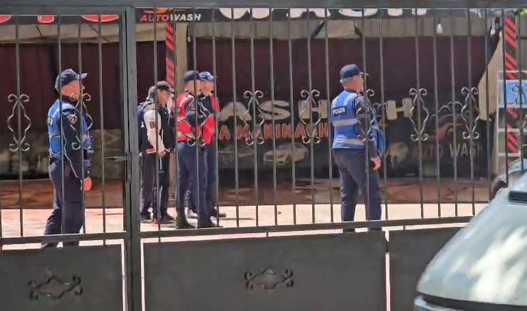 Konflikti në autolarje përfundon me thikë dhe arrestim në Fier