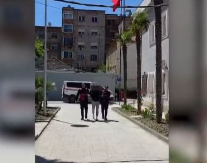 Arrestohet 18-vjeçari në Vlorë me armë lodër, para false dhe përforcues grushti