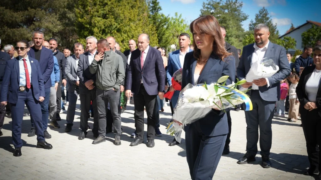 Ushtruesja e detyrës së presidentes Haxhiu dhe ministri Hoti bënë homazhe në 27-vjetorin e Masakrës në Bukosh.