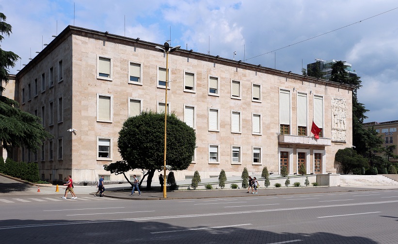 Automjeti përfundon te shkallët e Kryeministrisë, shoferi në pranga