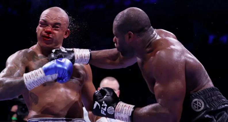 Dubois triumfon pas dy rrëzimeve dhe rrëmben titullin nga Wardley