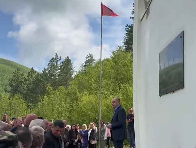 Enver Hoxhaj nderon dëshmorët e Brigadës 60 në Grykën e Carralevës
