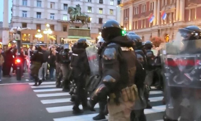 Përplasje të dhunshme në Beograd pas kontrollit policor në Universitet