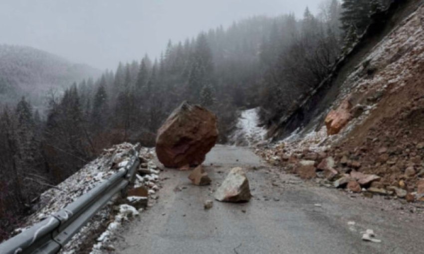Rrëzimi i gurëve në rrugën Pejë–Rugovë rrezikon sigurinë e shoferëve