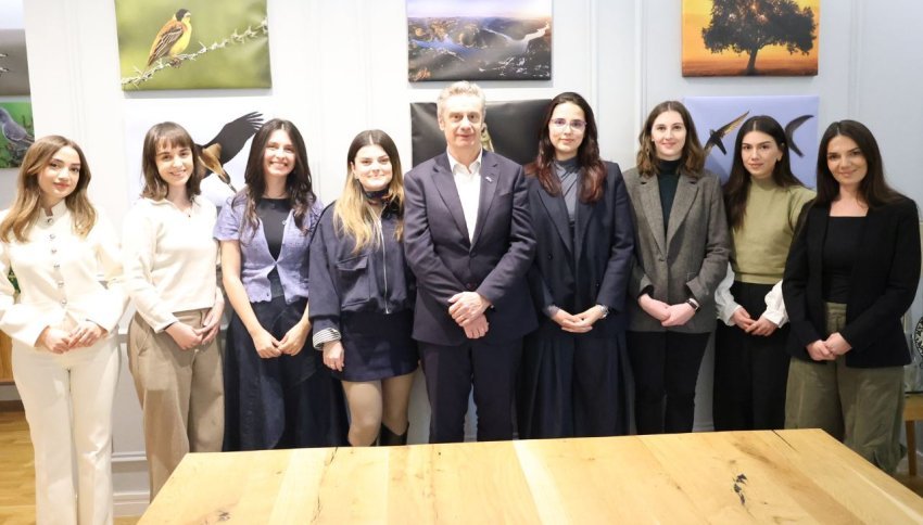 Ambasadori britanik Hargreaves priti studentët kosovarë të rikthyer nga Britania me aftësi unike