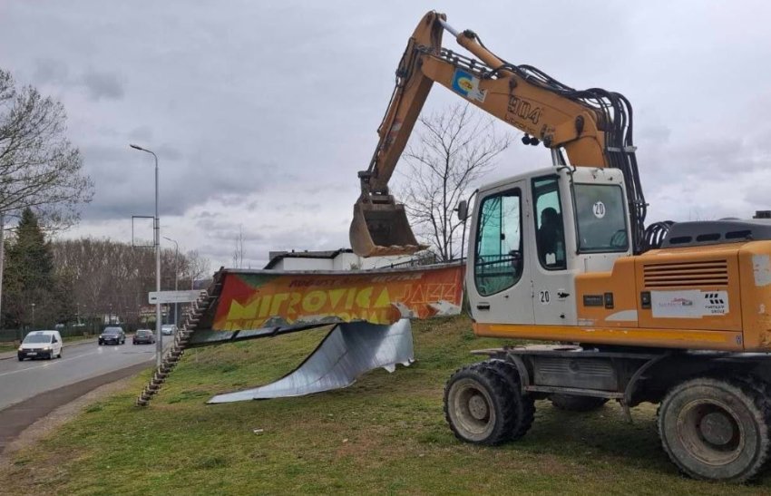 Mitrovica e Jugut vazhdon aksionin për heqjen e reklamave ilegale