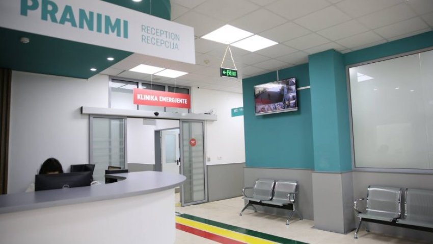 Mjekja shtatzënë e sulmuar nga qentë endacakë në QKUK është liruar nga spitali pas disa ditësh trajtimi.