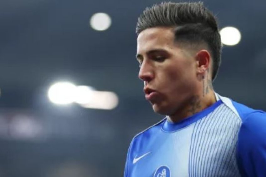 Enzo Fernandez përjashtohet nga Chelsea për dy ndeshjet e ardhshme për shkak të komenteve rreth kalimit te Real Madridi.