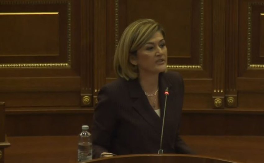 Ministrja Kusari-Lila njofton se në disa pompa të benzinës çmimi i naftës ka arritur në 2.03 euro për litër dhe kërkon raportim të menjëhershëm nga qytetarët.