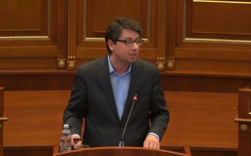 Murati kundër Hamzës: Rritja ekonomike në 2025 për shkak të ngërçit politik, jo dështimeve të qeverisë