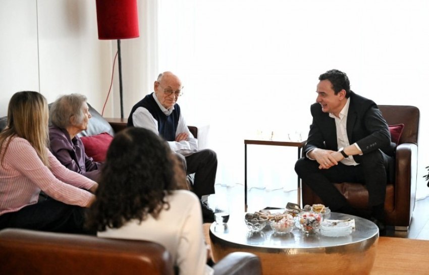 Albin Kurti viziton familjen Staka për Pashkë në Prishtinë