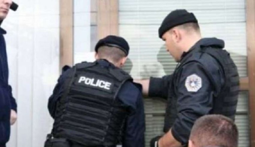 Dy raste të armëve pa leje në Podujevë, policia bastis shtëpitë e të rinjve