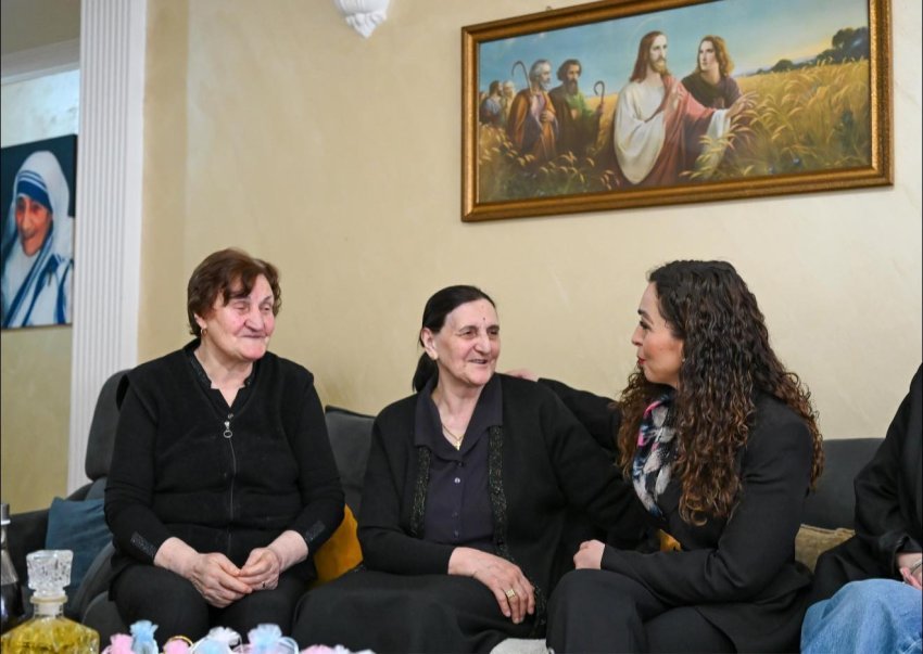 Vjosa Osmani viziton familjen e heroit Gaspër Karaqi në Prizren