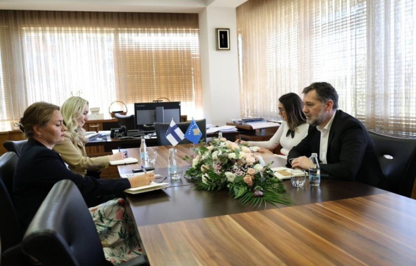 Ministri Çeku dhe ambasadorja finlandeze diskutojnë për bashkëpunim në arsim