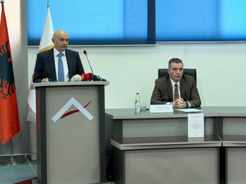 Isa Mustafa promovon librin e tij të ri “Konvergjenca ekonomike e Kosovës me Bashkimin Evropian”.