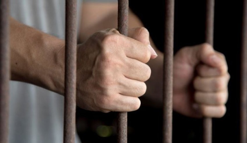 I ndalohet hyrja në aeroport dhe dërgohet në burg për mospagesë gjobe