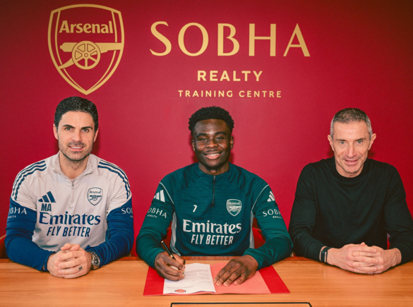 Bukayo Saka nënshkruan kontratë të re katërvjeçare me Arsenalin dhe bëhet lojtari më i paguar në historinë e klubit.