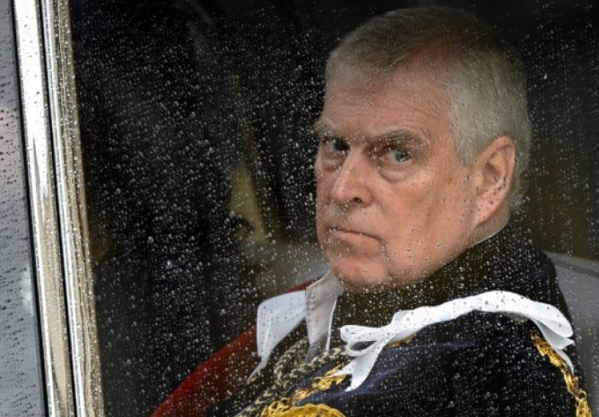 Policia britanike ka thelluar bastisjet në pronat e ish-princit Andrew një ditë pas lirimit nga paraburgimi.