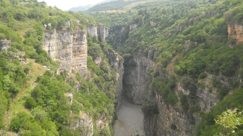 22-vjeçari Xhuljano Kaloti u përmbys me gomone në ujërat e akullta të Kanioneve të Osumit gjatë kërkimeve për 42-vjeçarin.