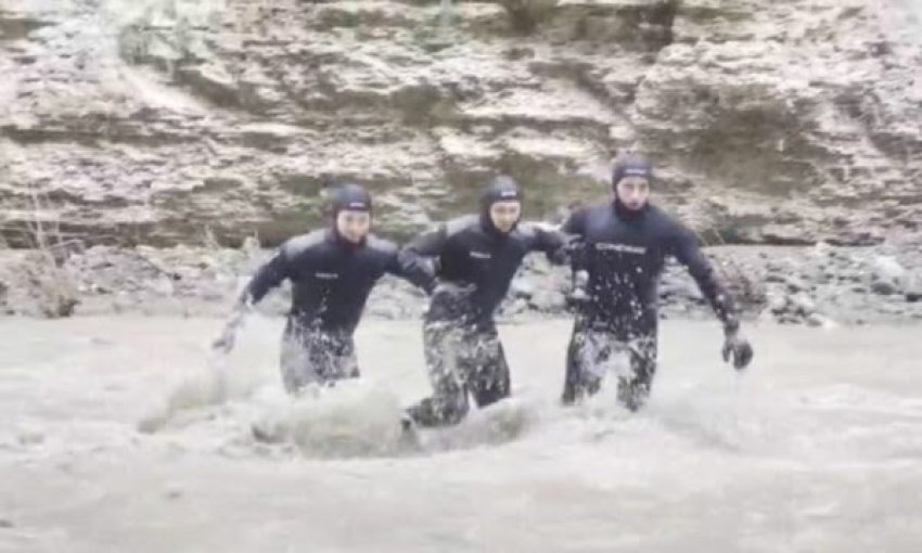 Shpëtohet 22-vjeçari i bllokuar në Kanionet e Osumit gjatë kërkimeve për 42-vjeçarin e zhdukur