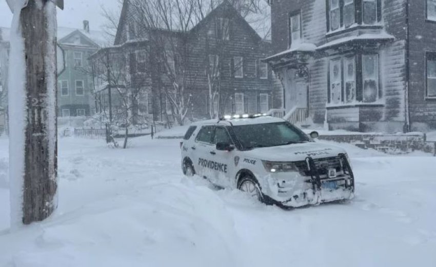 Fluturimet e anuluara në verilindjen e SHBA-së rriten mbi 5,500 ndërsa ndalimi i trafikut në Manhattan vazhdon.