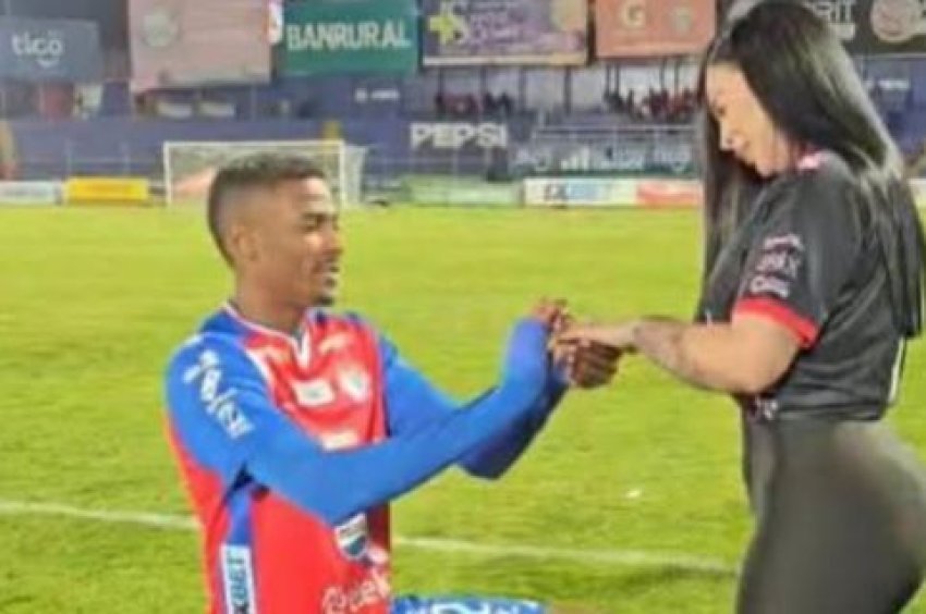 Futbollisti Derrickson Quiros ndahet pas propozimit publik të fejesës