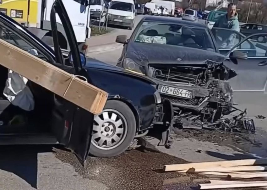 Tre të lënduar nga aksidenti me dy vetura në Banjë të Istogut