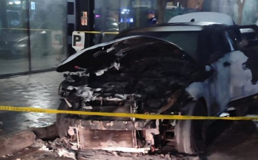 Digjet një automjet gjatë natës në Pogradec