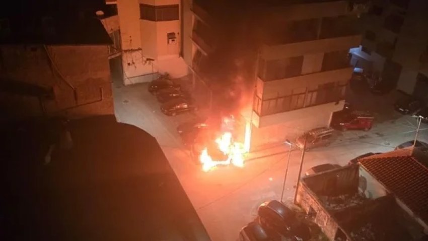Dy automjete digjen nga zjarri në Vlorë, hetimet në vazhdim