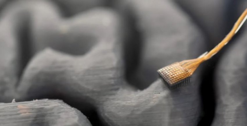 Inteligjenca artificiale përkthen mendimet në fjalë dhe tekst