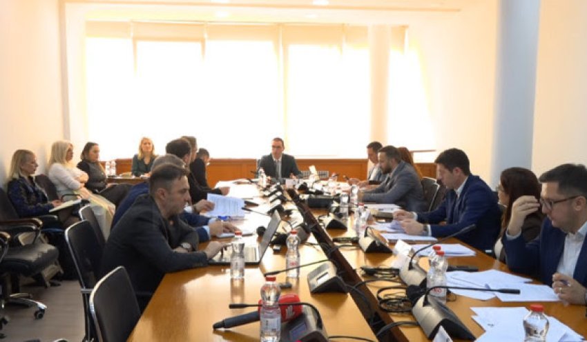 Komisioni për Buxhet në Kuvendin e Kosovës miraton ndarjen e 4.48 milionë eurove për RTK-në me 7 vota për dhe 2 abstenime.