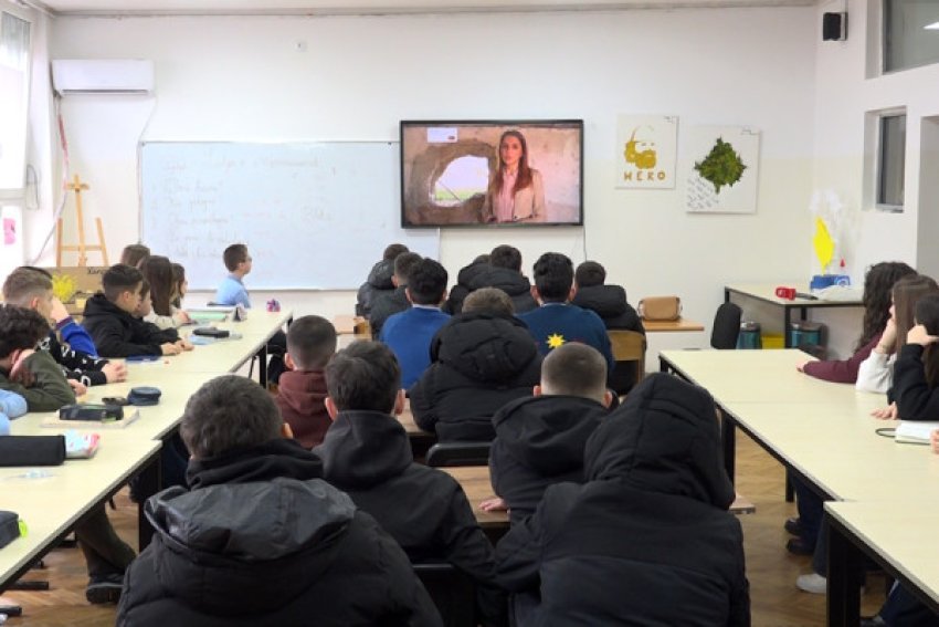 Nxënësit e shkollës “Naim Frashëri” përkujtojnë Epopenë e UÇK-së me dokumentar dhe këngë patriotike